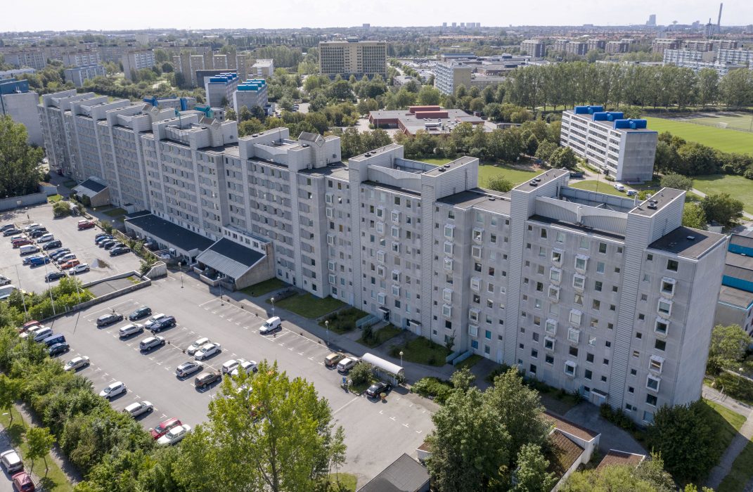 I bostadsområdet som kallas "Kinesiska muren" befarar Malmös miljöförvaltning att barnen utsätts för hälsorisker.