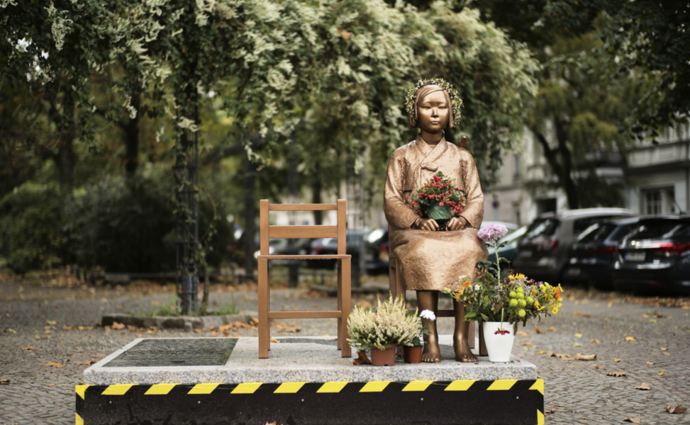 En staty i Berlin som hedrar de så kallade tröstkvinnorna under andra världskriget.