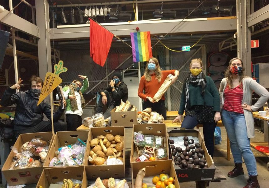 Sex av organisationen Foodsharing Stockholms volontärer, i "högkvarteret" på kulturhuset Cyklopen i Stockholm.
