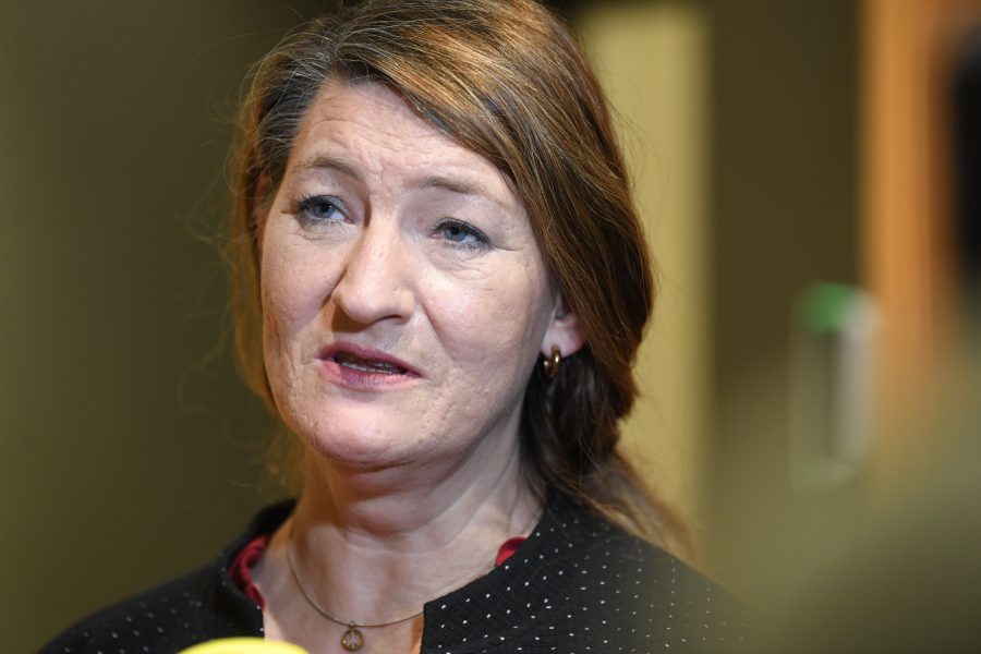 LO-ordföranden Susanna Gideonsson vill att LO-yrken prioriteras i vaccineringen.