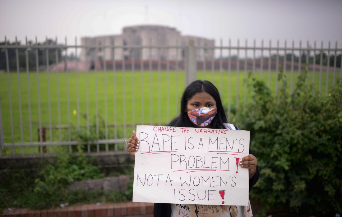 En kvinnorättsaktivist protesterar mot könsbaserat våld utanför parlamentet i Dhaka, Bangladesh i oktober 2020.