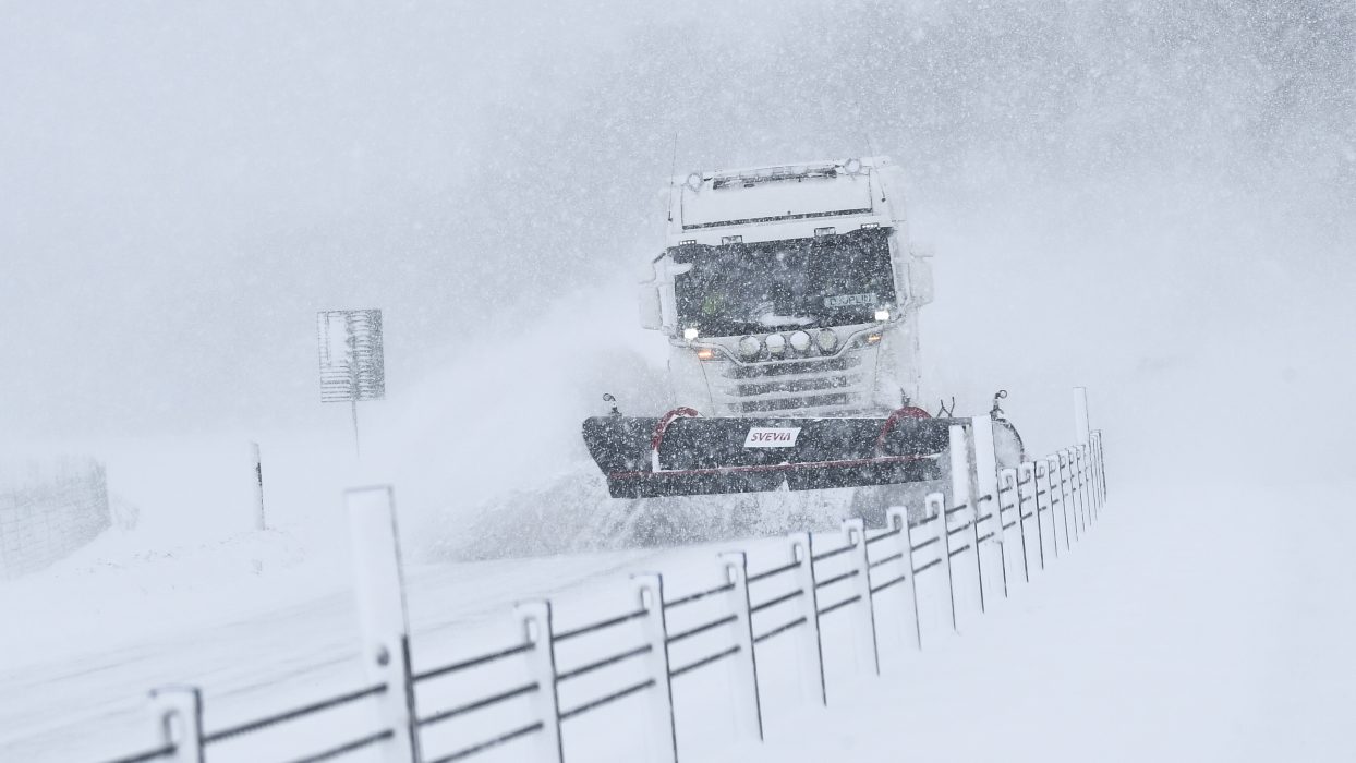 När den kalla, torra luften från Arktis passerar över havet suger den upp vattenånga "som en svamp", förklarar meteorologen Anna Rutgersson.