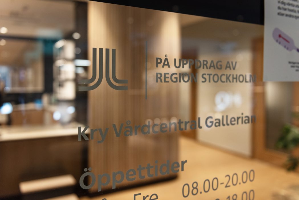Kry hävdar att man inte ersätts för de patienter som kommer till vårdcentralen.
