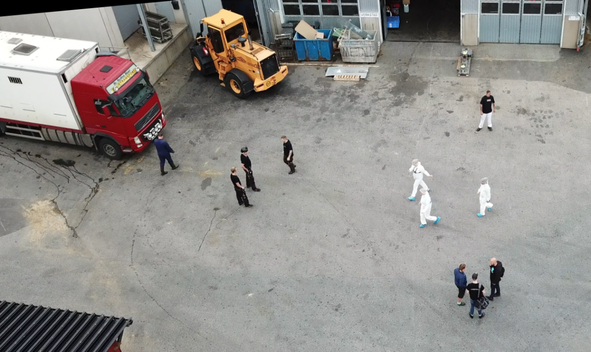Tre av aktivisterna går in på slakteriet för att filma, i augusti 2019.