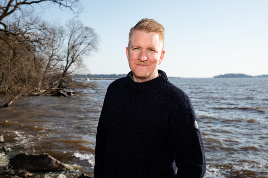 Moderaten Fredrik Bertilsson vill att hans eget partis försvar för Västerås flygplats granskas.