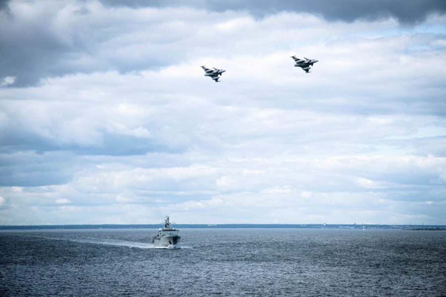 Bild från augusti förra året då en korvett och två Gripen-plan patrullerade vattnen utanför Gotland vid en beredskapsinsats.
