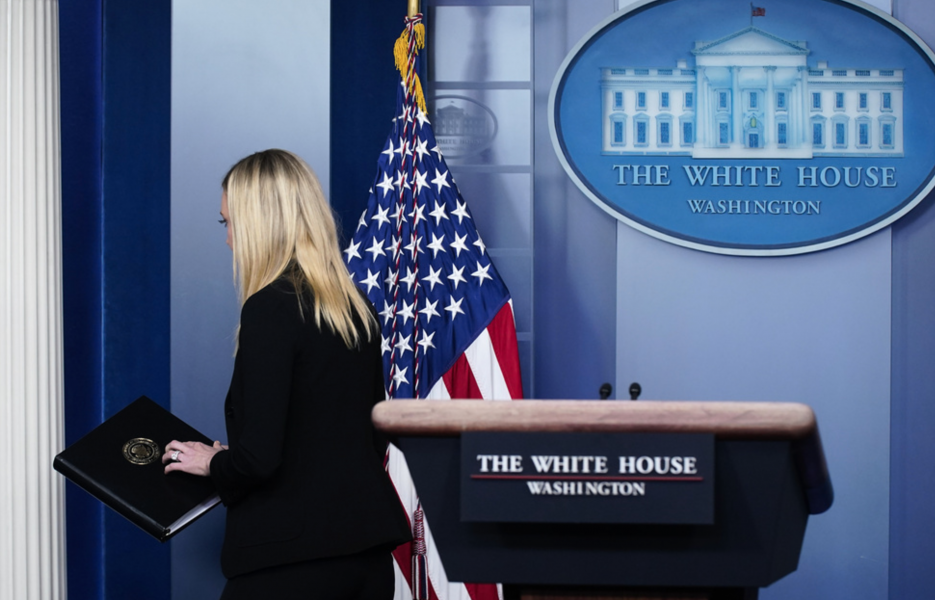 Vita husets presstalesperson Kayleigh McEnany läste upp ett uttalande från presidenten och lämnade sedan pressrummet utan att svara på frågor.
