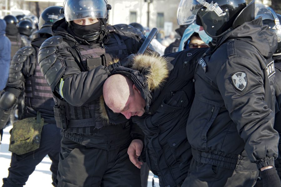 Demonstranter drabbar samman med polis under protester i S:t Petersburg på lördagen.