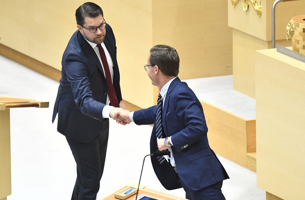 Jimmie Åkesson (SD) och Ulf Kristersson (M) skakar hand efter en riksdagsdebatt.