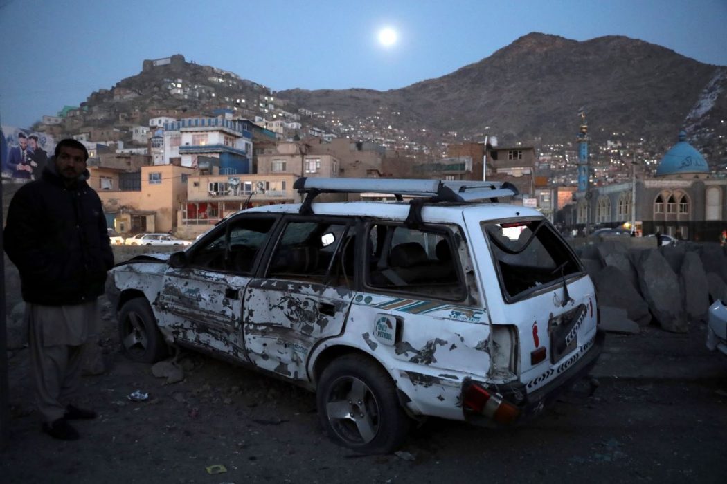 En man inspekterar platsen för en bombattack i Afghanistans huvudstad Kabul i slutet av december 2020.