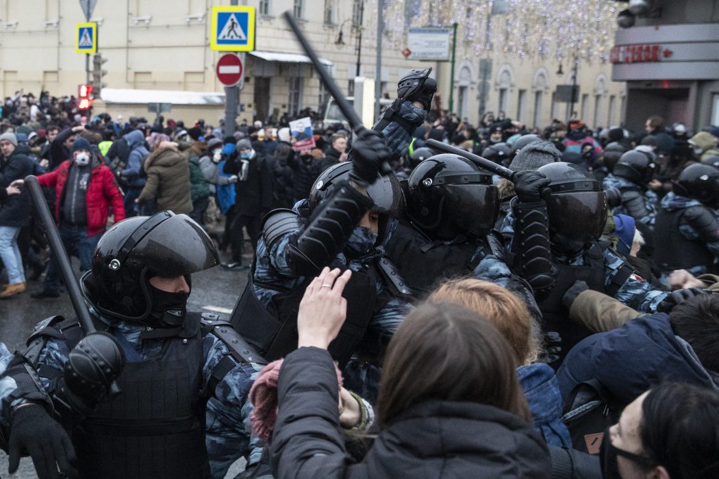 Poliser och demonstranter drabbade samman i Moskva på lördagen.