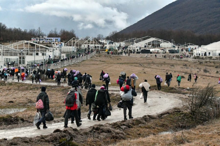 Efter 24 timmars väntan i omflyttningsbussar fick migranterna återvända till det nedstängda Lipalägret i onsdags, efter att lokala protester gjort att omflyttningsplanerna inte gått att genomföra.