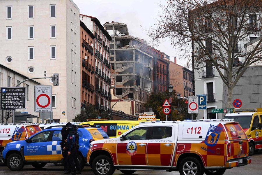 En stor explosion har inträffat i en byggnad i centrala Madrid.