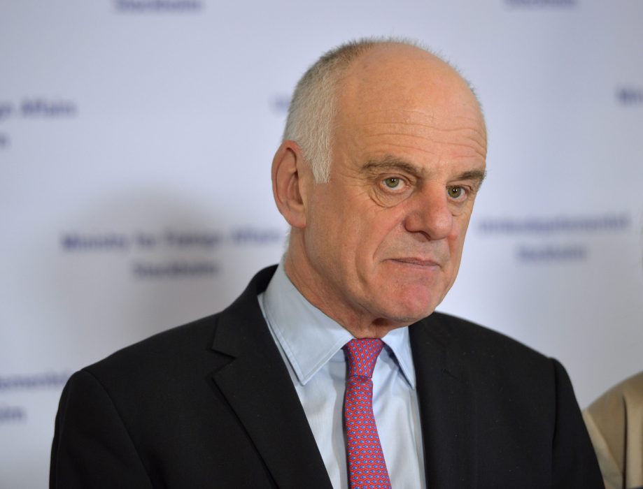 David Nabarro, Världshälsoorganisationen WHO:s speciella sändebud för coronapandemin, tror att det kommer att införas något slags vaccinpass framöver.