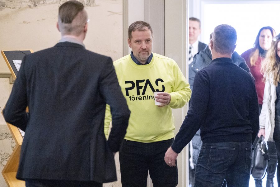 PFAS-föreningens ordförande Herman Afzelius utanför rättssalen på Blekinge tingsrätt i Karlskrona på måndagen.