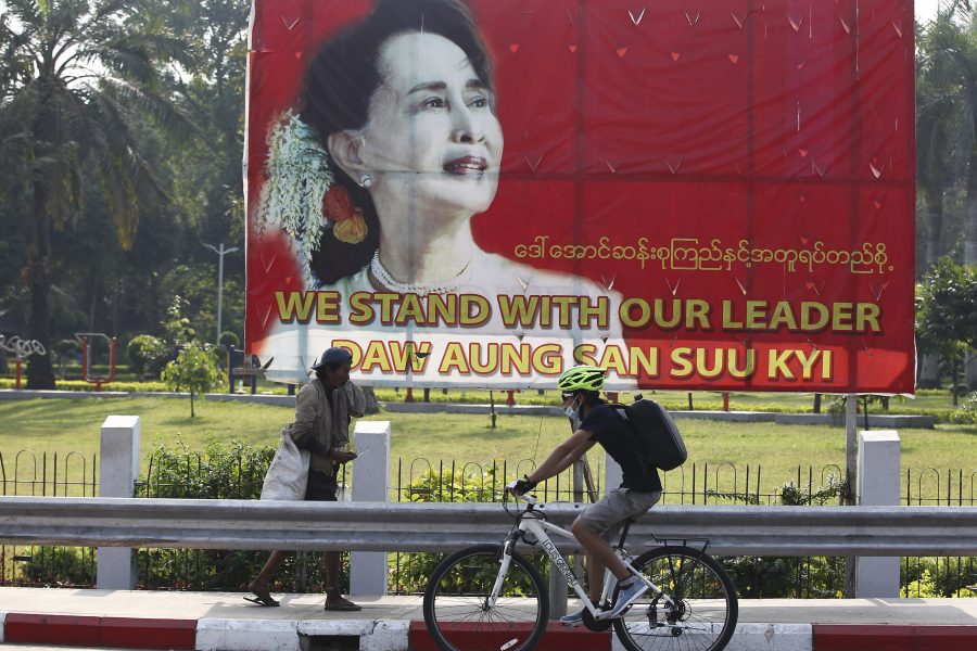 En bild föreställandes Myanmars ledare Aung San Suu Kyi syns i utkanten av staden Rangoon.