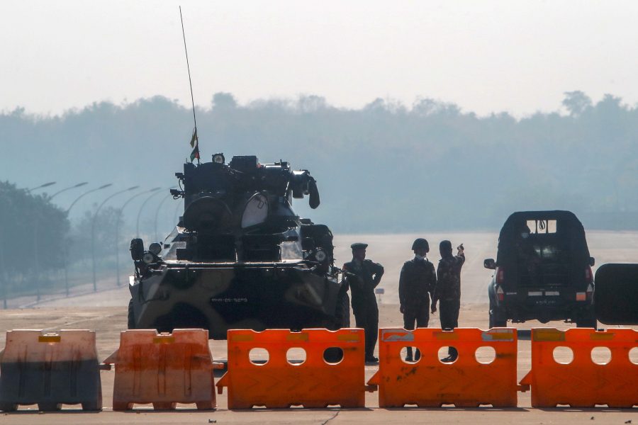 Militären står vakt vid en vägspärr nära parlamentet i Naypyitaw.