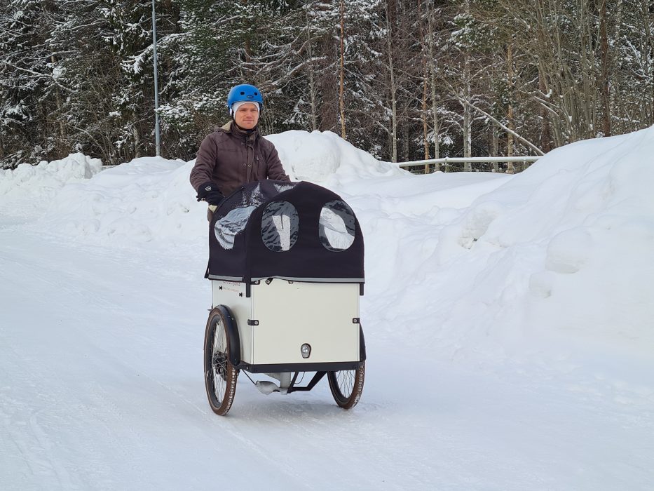 Christofer Åström med familj sålde sin bil och köpte en eldriven lådcykel i stället.
