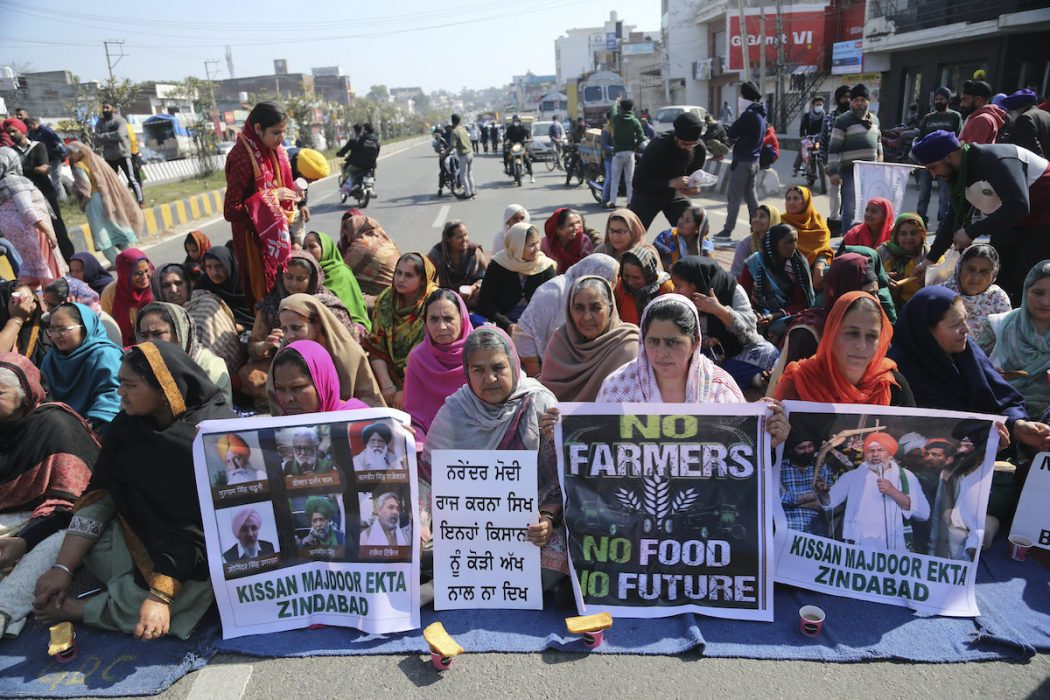 Landsomfattande vägblockader hölls i hela Indien under lördagen som en protest mot de nya jordbrukslagarna.