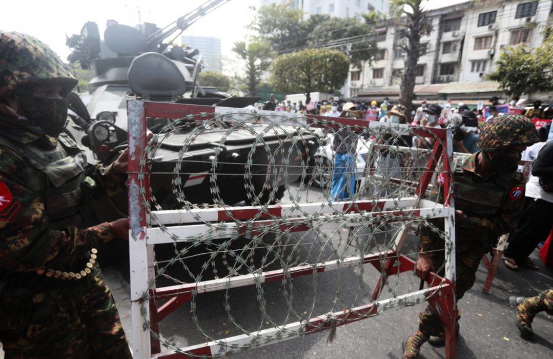 Soldater i Myanmars största stad Rangoon.