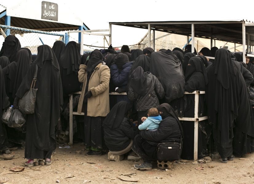 Kvinnor väntar på förnödenheter i lägret al-Hol i Syrien.