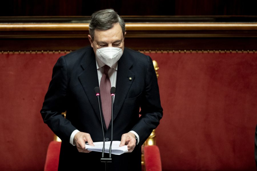 Mario Draghi talar i Italiens parlament.