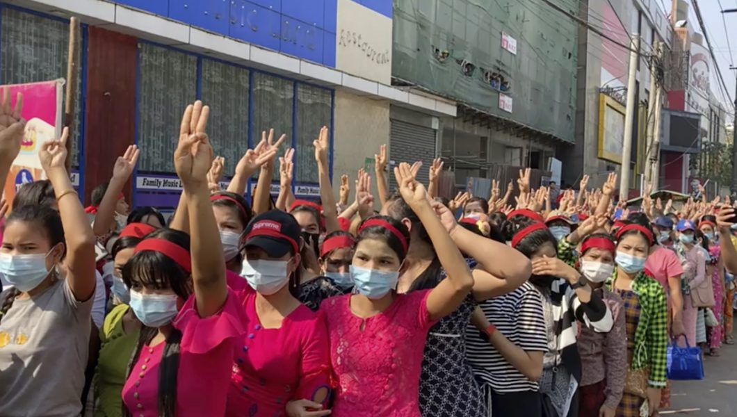 Bild från lördagens protester i Myanmars största stad Rangoon.
