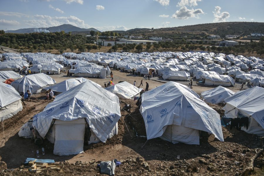 Flyktingar på Lesbos bor på mark som tidigare varit en skjutbana.
