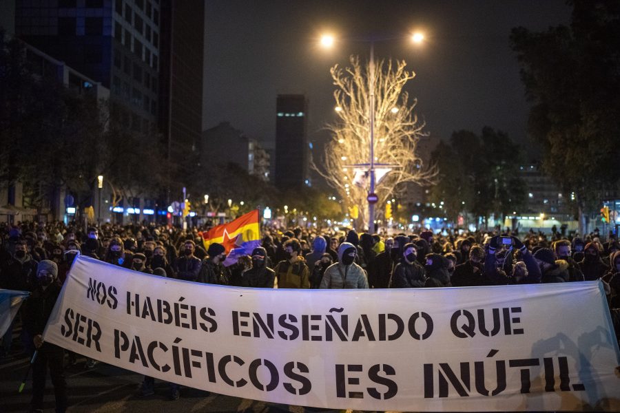 Spansk polis gripande av rapparen Pablo Hasél har lett till demonstrationer.