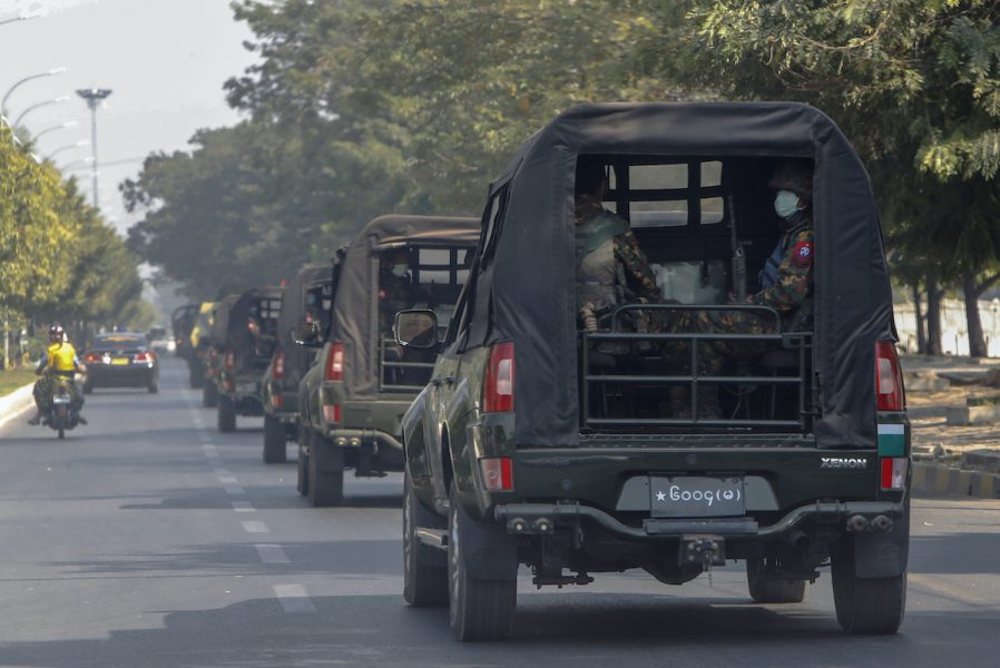 En militärkonvoj patrullerar gatorna i Mandalay i Myanmar.