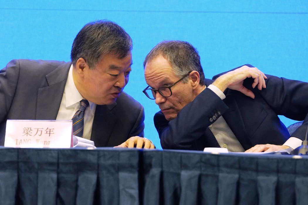 Peter Ben Embarek från Världshälsoorganisationen WHO (till höger) tillsammans med den kinesiske experten Liang Wannian på en presskonferens som avslutade WHO:s besök i Kina.