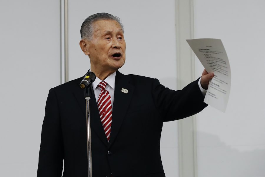 På en presskonferens under torsdagen bad Yoshiro Mori om ursäkt för sitt "olämpliga" uttalande, men konstaterade att han inte tänker avgå.