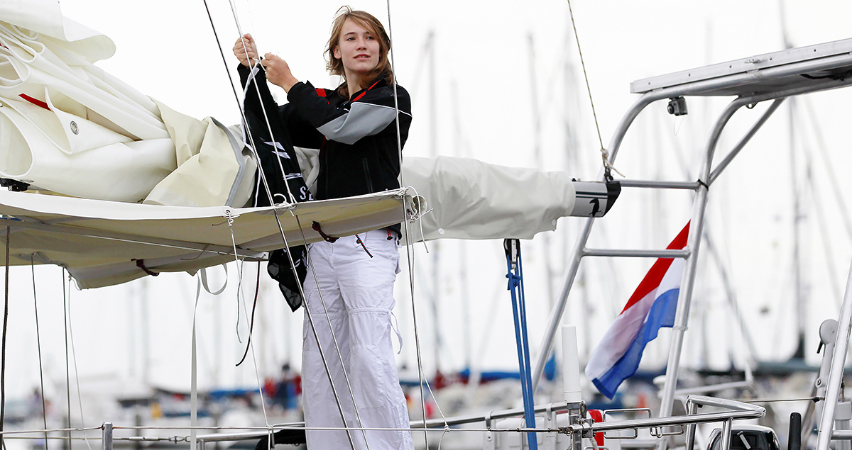 Laura Dekker, 14 år, förbereder sin världsomsegling från en hamn i Nederländerna i augusti 2010.