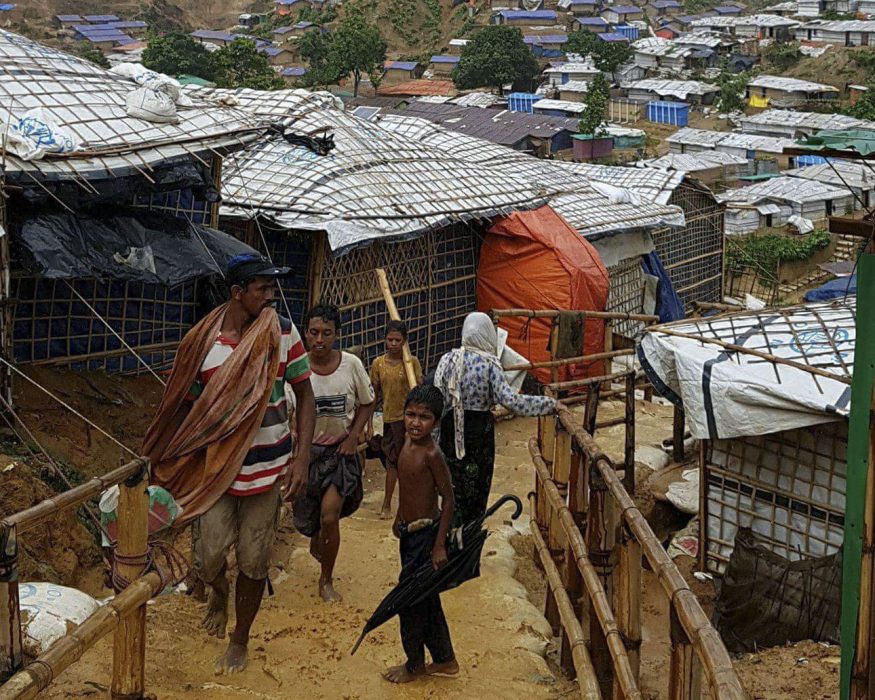 Rohingyer på flykt från förföljelse i Myanmar huseras i bristfälliga flyktingläger i bland annat Bangladesh.