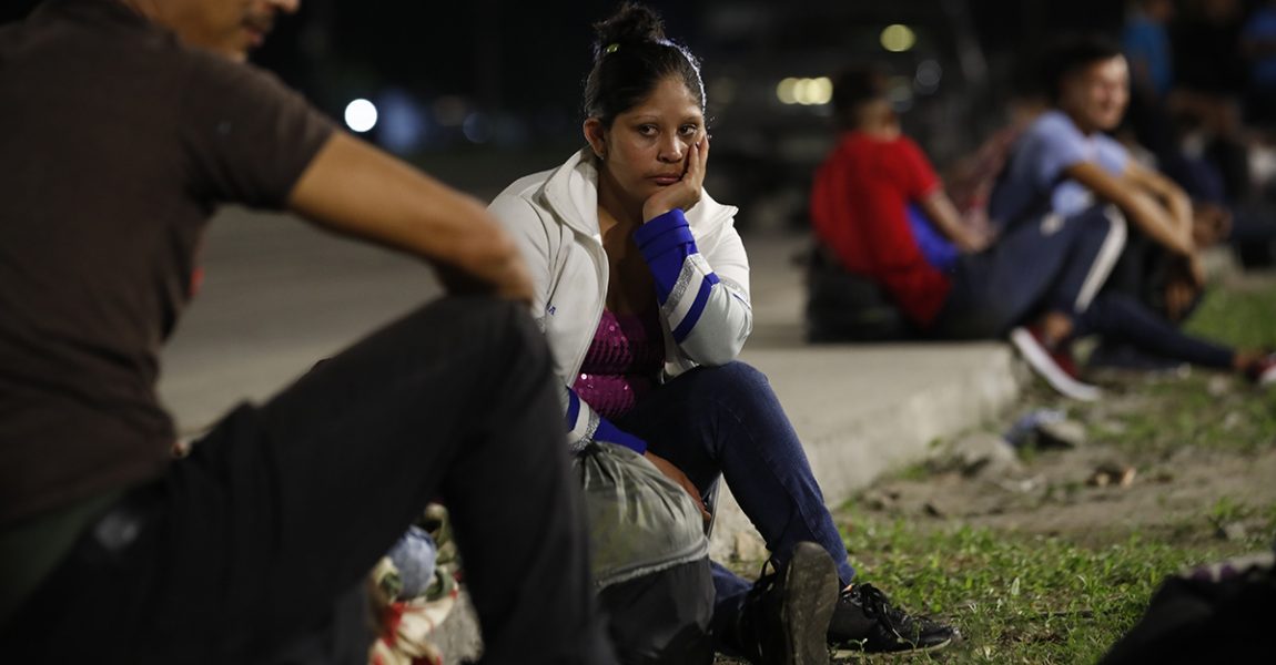 De sitter och vilar vid en vägkant i Honduras, på väg till ett USA där de hoppas kunna leva, nu när Trump är borta och allt kanske blir normalt igen.