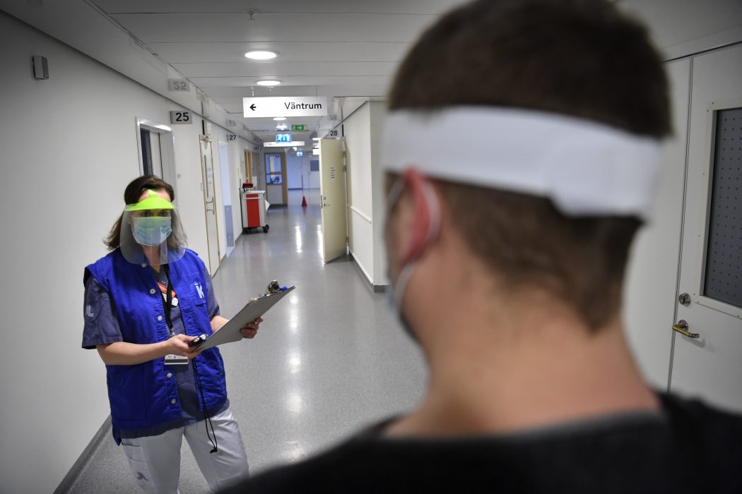 På Karolinska universitetssjukhuset i Solna finns en av få mottagningar i landet som tar emot långtidssjuka i covid-19.