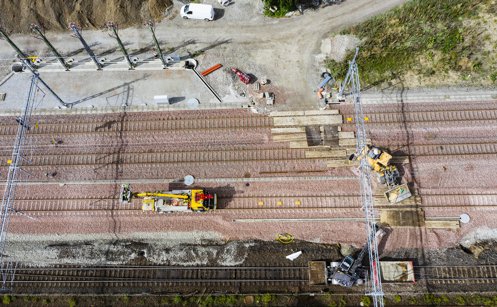 Kontaktledningar och rännor för signalsystem byggs vid Arlöv på södra stambanan.