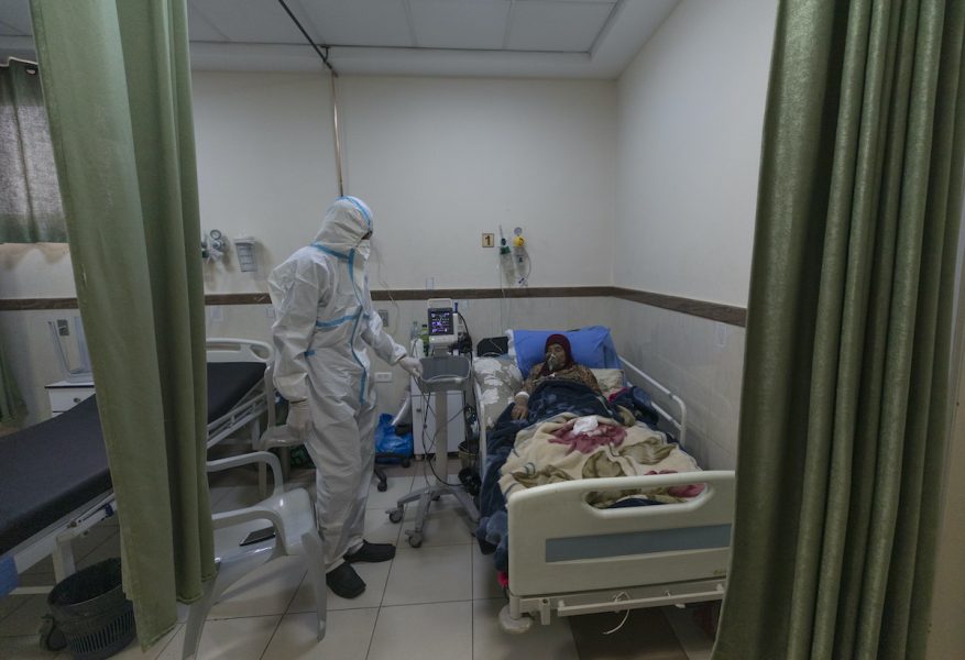 En palestinsk patient vårdas för covid-19 på ett sjukhus i Ramallah på Västbanken.