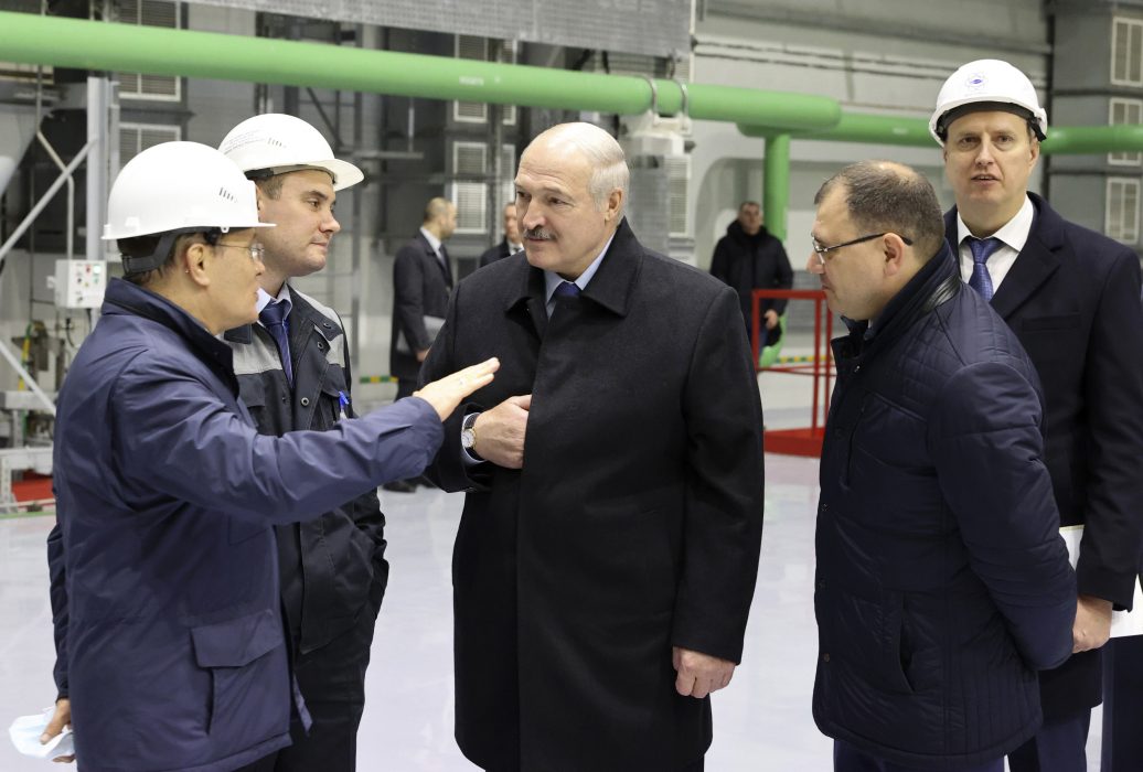 Belarus president Alexandr Lukasjenko besöker kärnkraftverket i Astravjets.