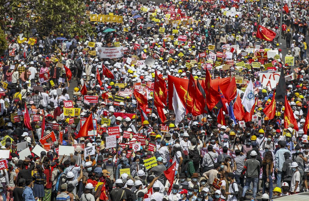 Protesterna i Myanmar har pågått i två veckor.