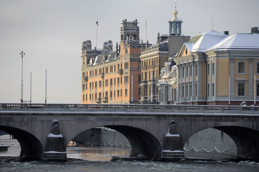 Svenska UD har fått besked om att en svensk diplomat utvisas från Ryssland.