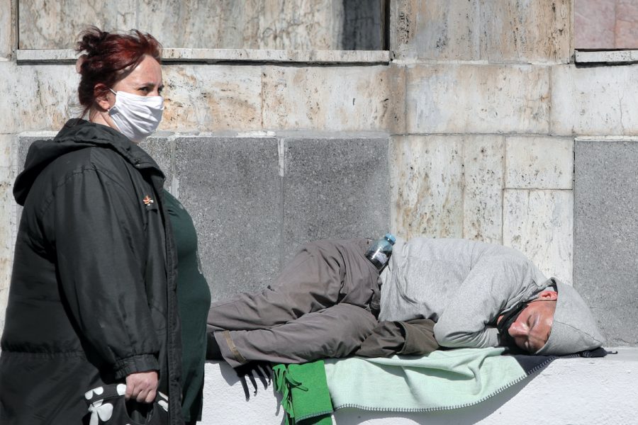 En hemlös man med munskydd i Bukarest.
