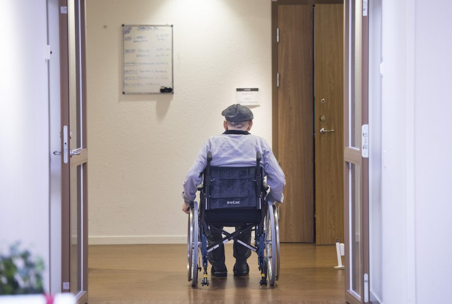 Folkhälsomyndigheten vill utfärda färre besöksförbud på äldreboenden.