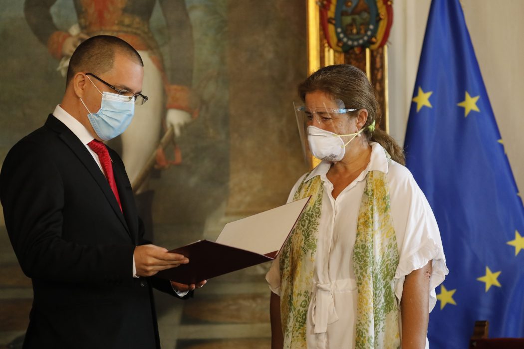 Venezuelas utrikesminister Jorge Arreaza (till vänster) kallade upp EU-ambassadören Isabel Brilhante Pedrosa i samband med beslutet att utvisa henne.