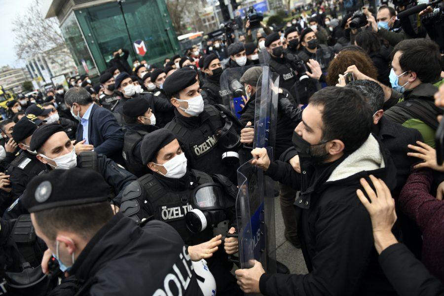 Turkiska poliser i drabbningar med demonstranter.