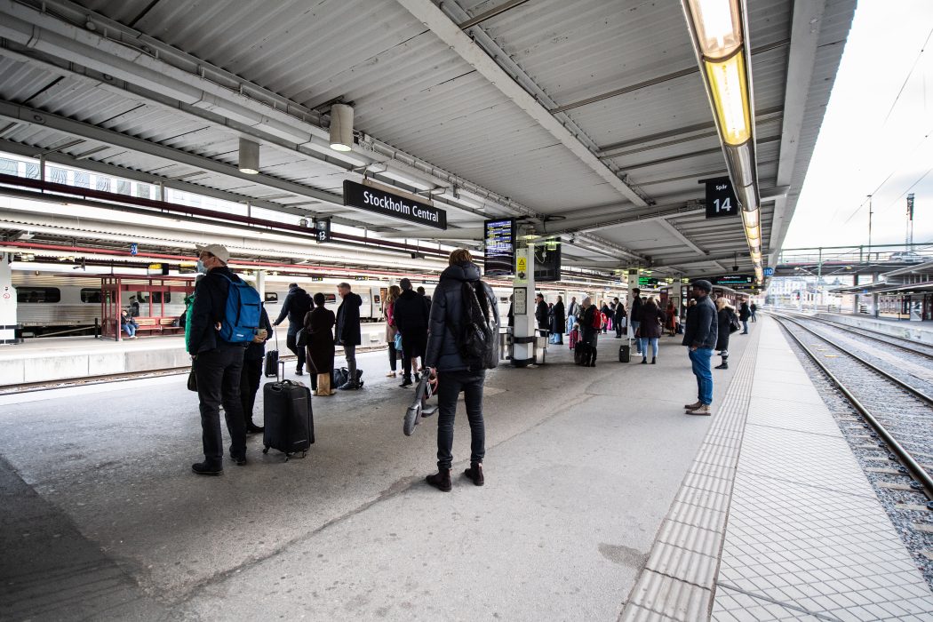Från och med den 14 februari får bara hälften av sittplatserna på bussar och tåg som går längre än 15 mil säljas.