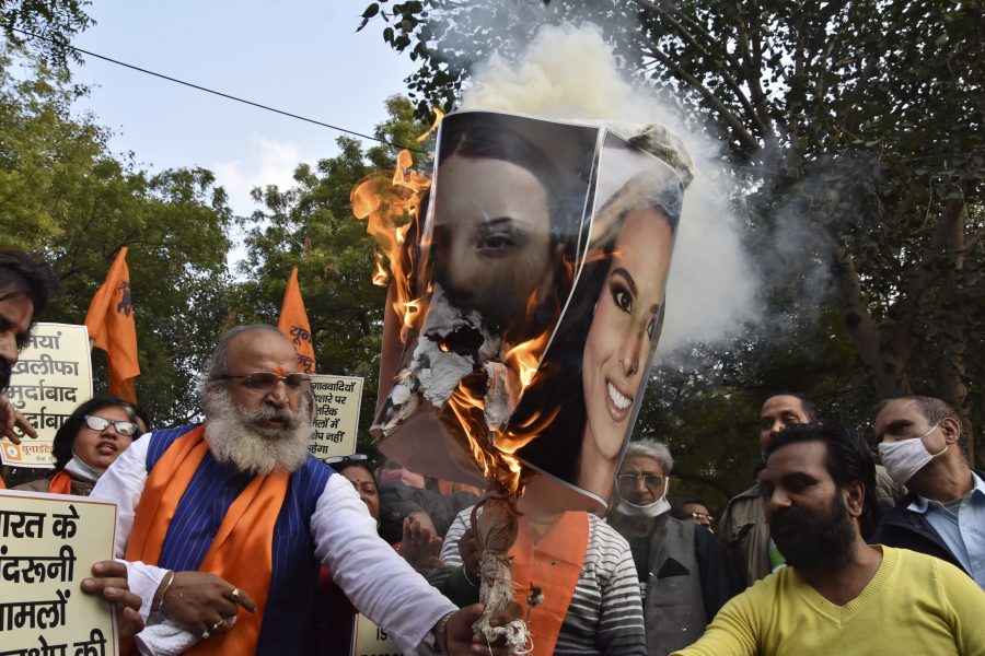 Anhängare av det indiska regeringspartiet BJP bränner bilder av Greta Thunberg och Meena Harris, systerdotter till USA:s vicepresident Kamala Harris.