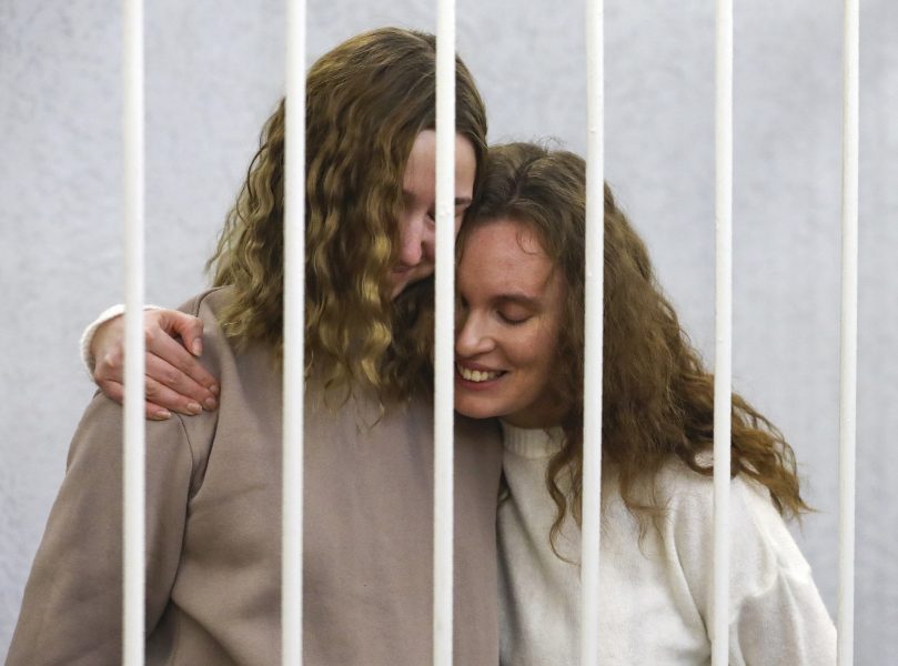 Journalisterna Daria Chultsova (till vänster) och Katerina Bachvalova i rätten i Minsk den 9 februari.