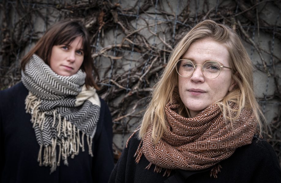 Lockdowns har försvårat möjligheterna för de kvinnor som lämnat prostitutionen att få stöd i sina hemländer, berättar Sara Olsson (t v) och Elin Johansson, som jobbar mot prostitution och människohandel i Skåne.