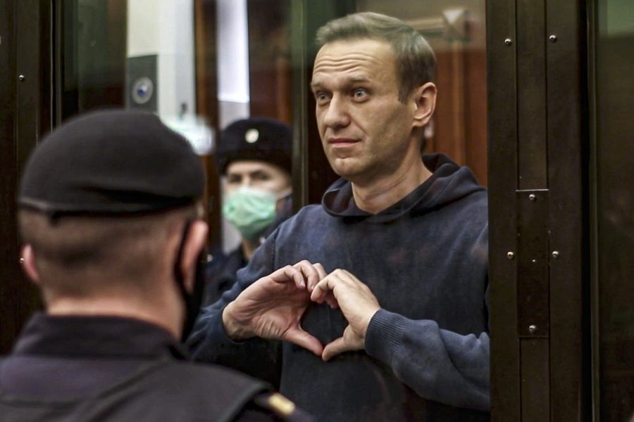 Den ryska oppositionspolitikern Aleksej Navalnyj tecknar ett hjärta mot sin hustru Julia Navalnaja när hans tidigare villkorliga straff i tisdags i en domstol i Moskva omvandlade till ett fängelsestraff.